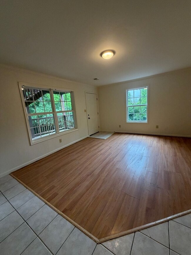 Building Photo - HALF OFF FIRST MONTH - 2 Bedroom in Versailles!