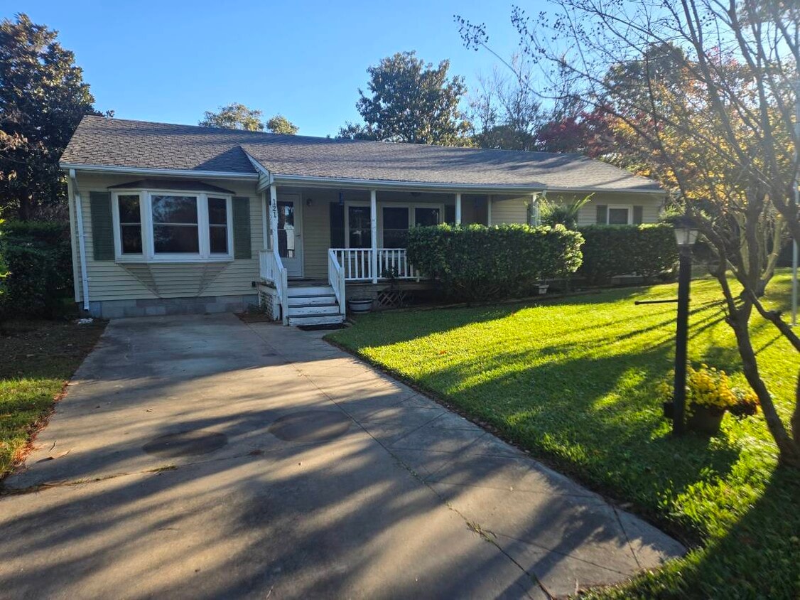 Primary Photo - 121 Shore Dr