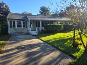 Building Photo - 121 Shore Dr