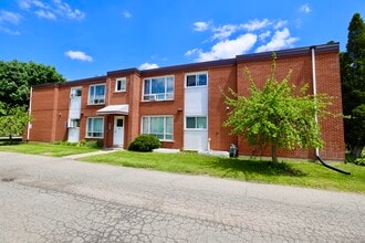 Building Photo - 646 Silverbirch Rd