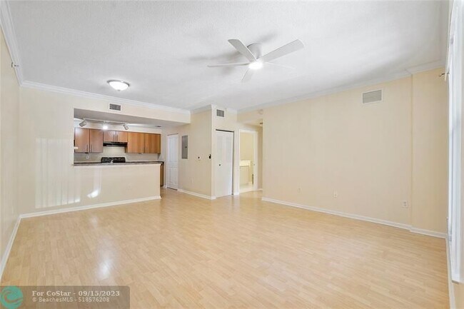 Building Photo - 6020 W Sample Rd