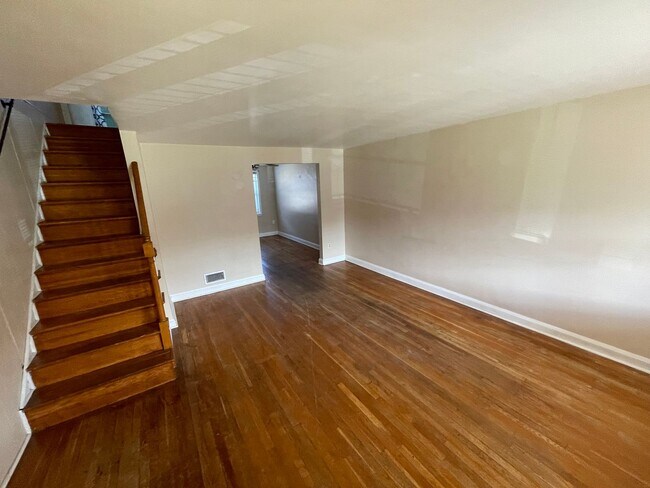 Building Photo - Newly Updated Townhouse in Dundalk!