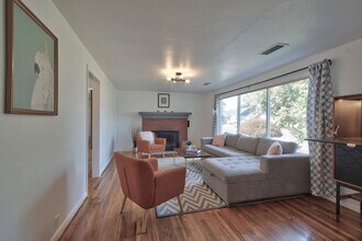 Building Photo - 1328 NE 9th Ave