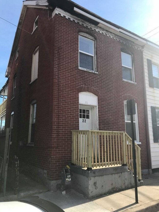 Building Photo - 3 bedroom, 1 bath, 2 story half double house