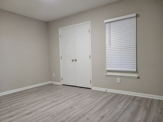 Foto del edificio - Renovated Duplexes with Great Specials!
