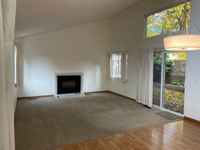 Building Photo - 17633 NW Rolling Hill Ln