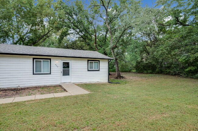 Foto del edificio - "Charming 2-Bedroom Duplex with Spacious 1,344 Sq Ft Living Space in Derby, KS!"