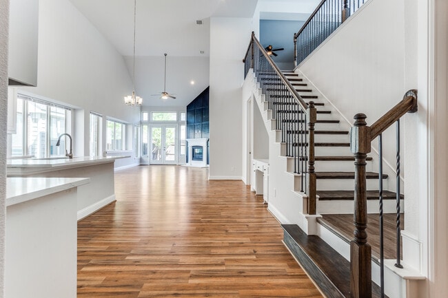 Building Photo - 8708 Fairway Ln
