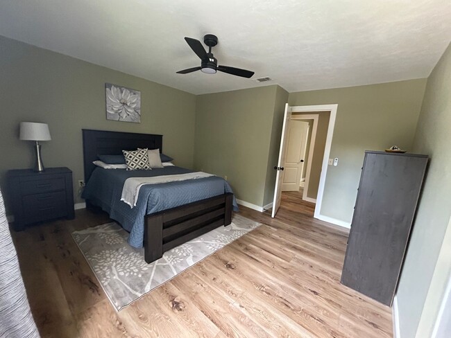 Building Photo - Adorable Updated 2/1.5 Furnished or Unfurn...