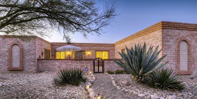 Building Photo - 4 Bedroom 3 Bath Home, Over an acre gives ...
