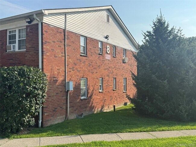 Foto del edificio - 8 Colonial Rd