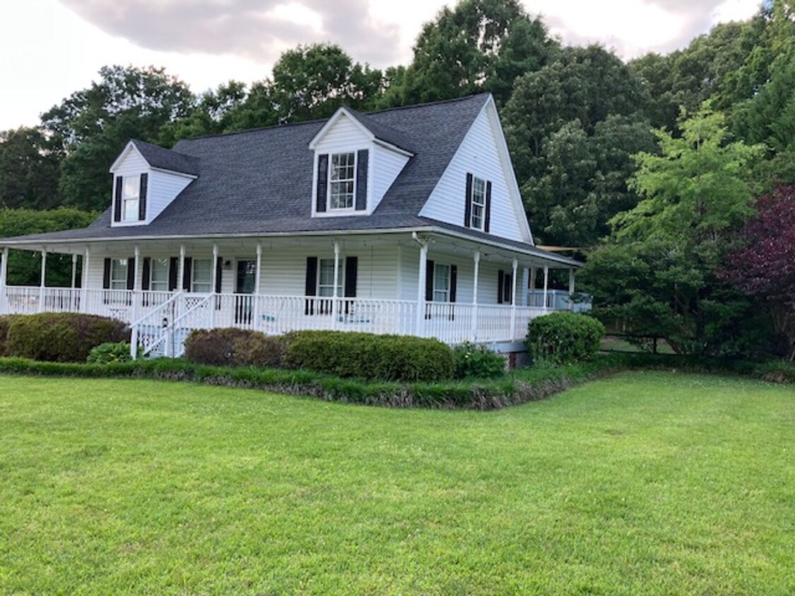 Foto principal - 4 bed, 3 bath house