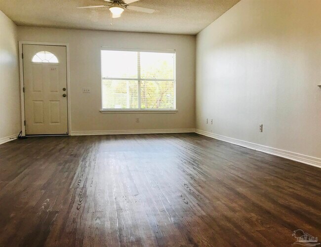 Foto del edificio - 13944 River Rd