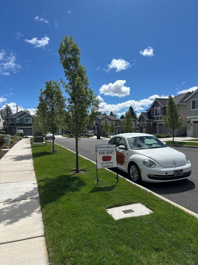 Foto del edificio - Gorgeous newer townhome in SE Bend!