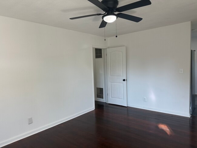Foto del edificio - 914 Fleetwood Dr