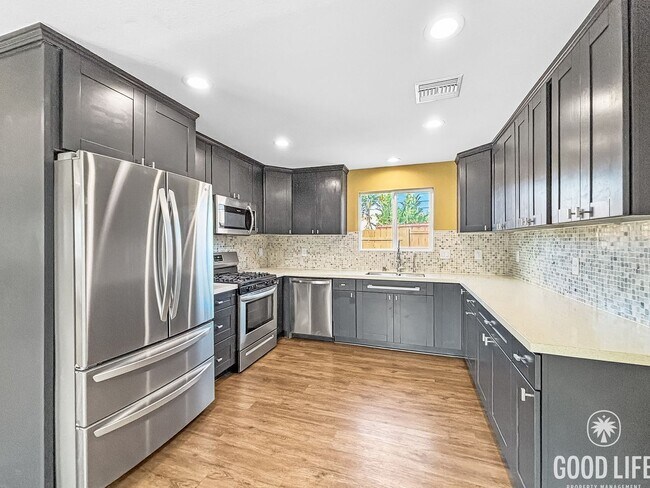 Foto del edificio - Charming 3BD/2BA House in Imperial Beach W/ A/C, W/D, 2-Car Garage, & Grass Backyard!