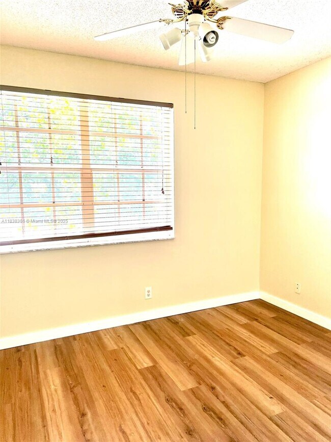 Foto del edificio - 7886 Dixie Beach Cir