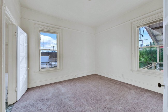 Foto del edificio - Large upper level Craftsman style apartment