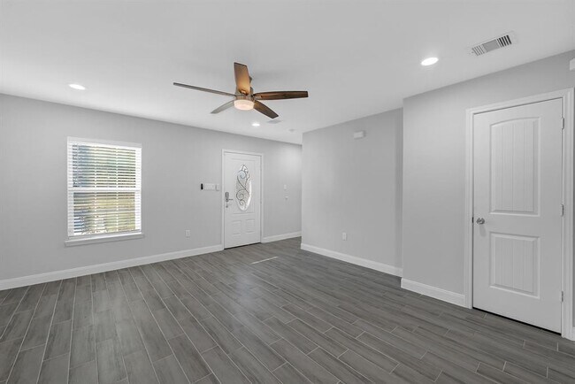 Building Photo - 6501 Osprey Dr