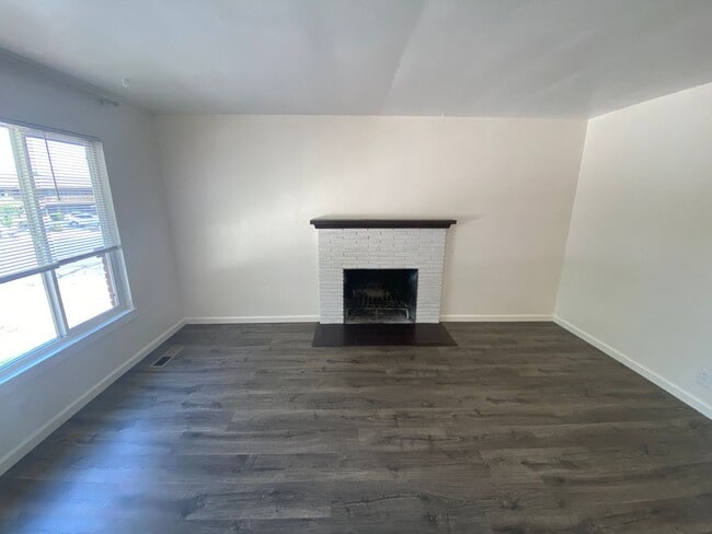 Foto del edificio - 400-404 LaRue Ave.
