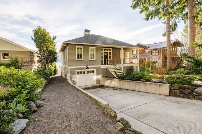 Foto del edificio - Impeccable Low Bank Bainbridge Waterfront Home with Private Dock