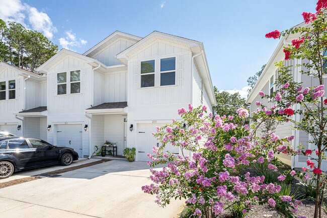 Building Photo - 209 Sandhill Pines Dr