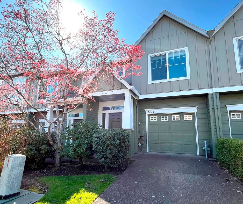 Elegant Arbor Townhome with Open Kitchen, W/D, Patio, and Soaking Tub - Elegant Arbor Townhome with Open Kitchen, W/D, Patio, and Soaking Tub