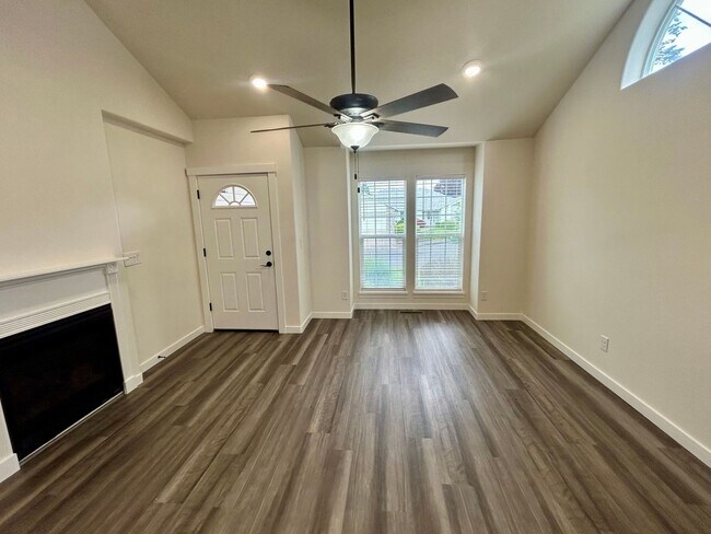 Foto del edificio - 938-940 Boardwalk Ave. NE