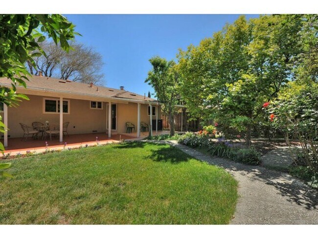 Foto del edificio - STATELY 3 Bed/2 Bath Home in Excellent, Qu...