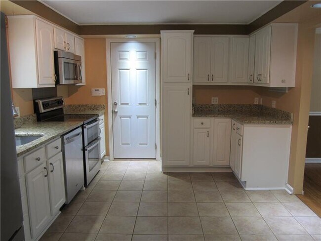 Building Photo - 2341 Southwood Dr