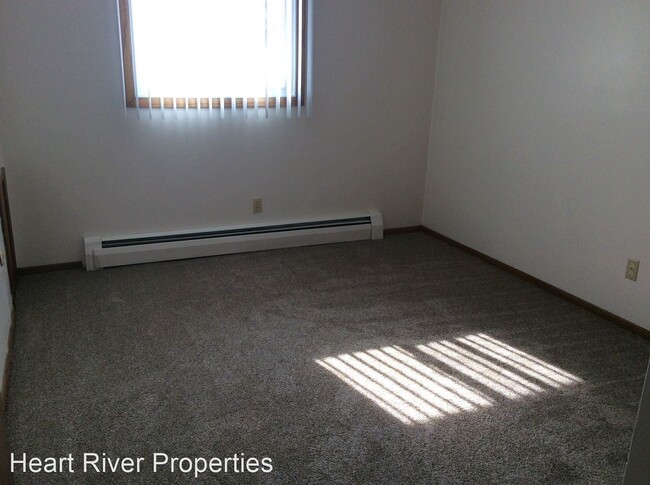 Building Photo - 417 2nd St E