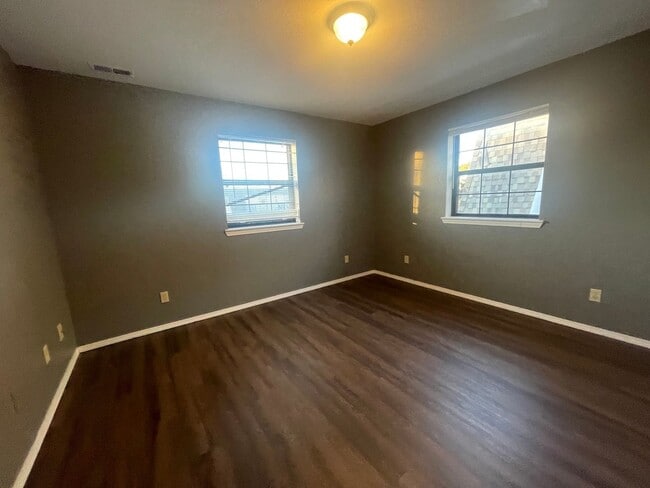 Building Photo - OK 1109-20