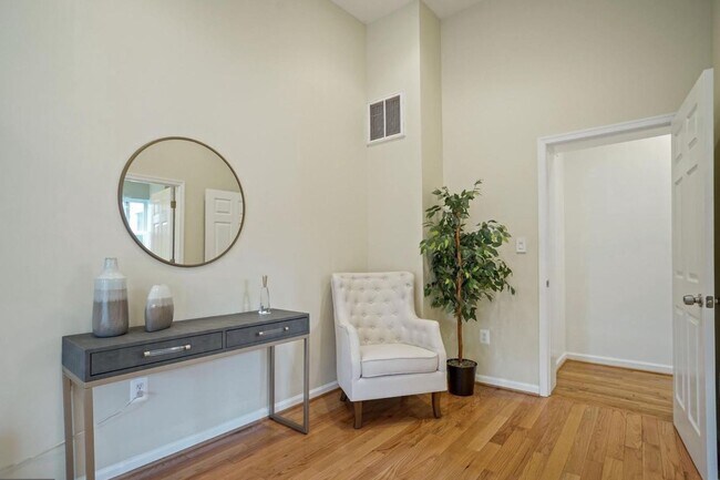 Foto del edificio - 468 Ridge St NW