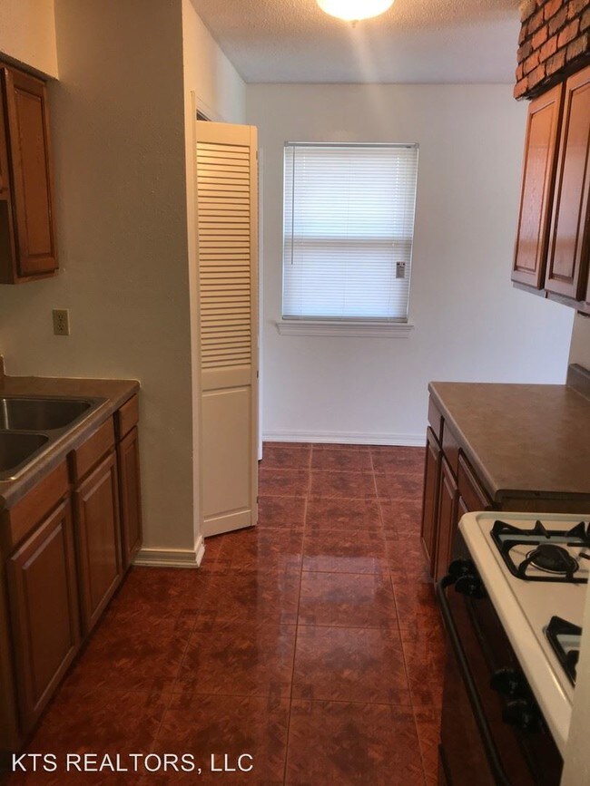 Building Photo - 4 br, 1.5 bath House - 14516 Tilbury Rd
