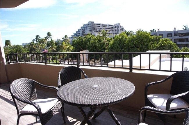 Foto del edificio - 251 Crandon Blvd