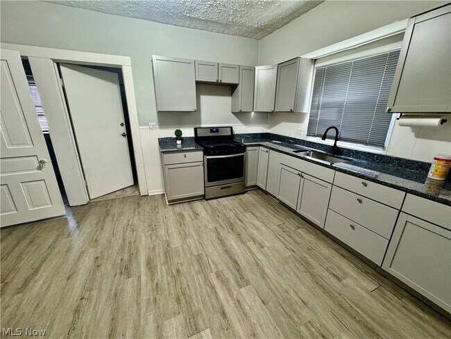 Foto del edificio - 2020 Corning Ave