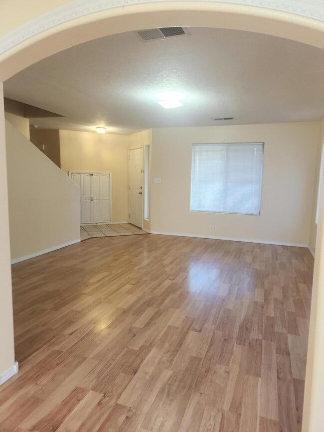 Building Photo - 600 Lone Pine Dr SW