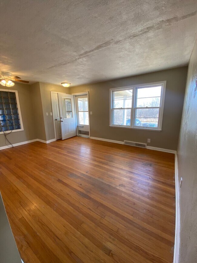 Building Photo - Acreage In SE Lincoln! 2/1 Available June ...