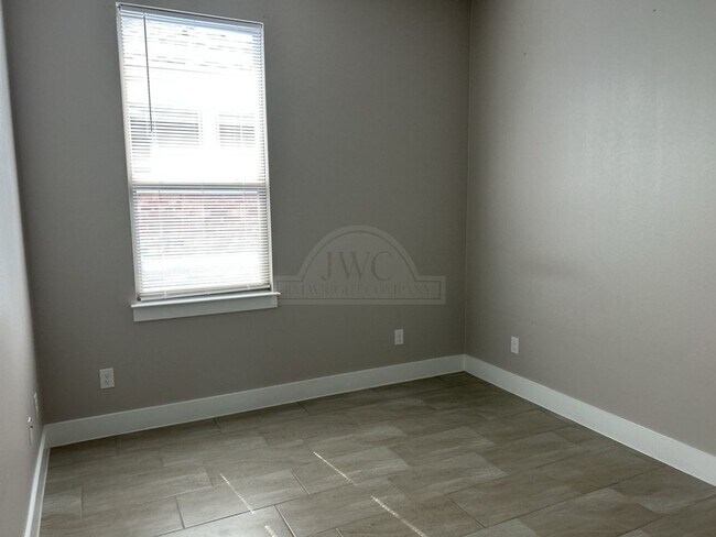 Foto del edificio - 5001 White Rose Dr