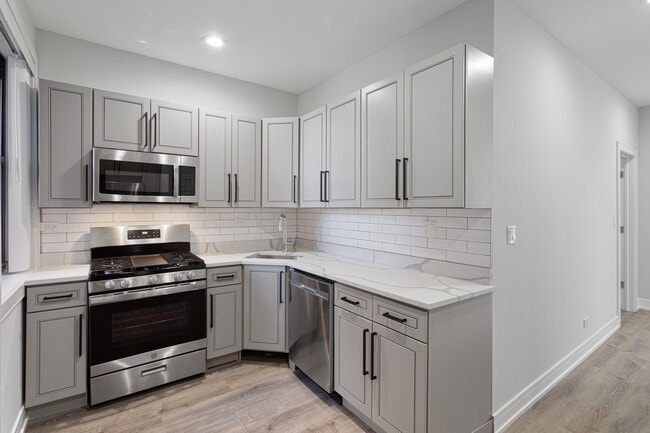 Building Photo - 7626 N Eastlake Terrace