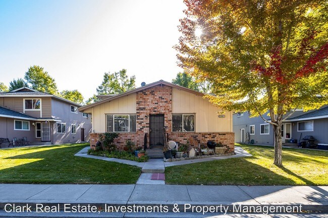 Building Photo - 644 Oakwood Dr