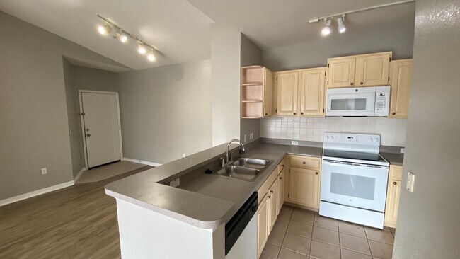 Foto del edificio - 2BD/2BA Condo in Bella Terra - Priced to R...