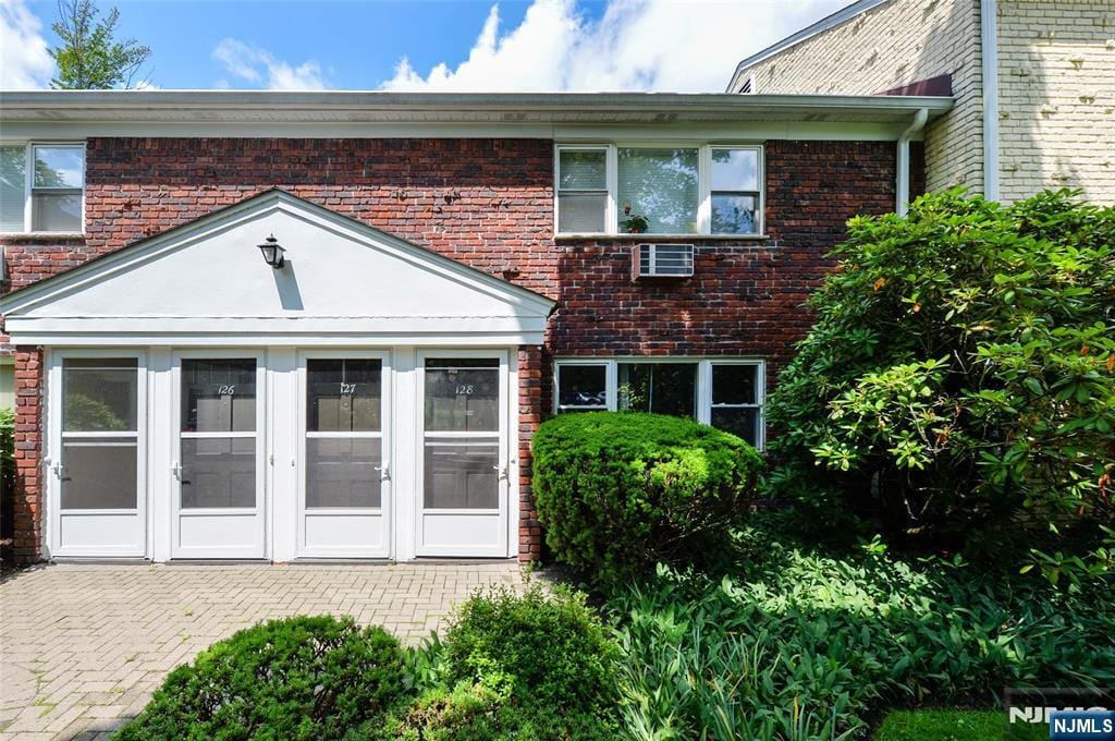 Primary Photo - 128 Regency Park