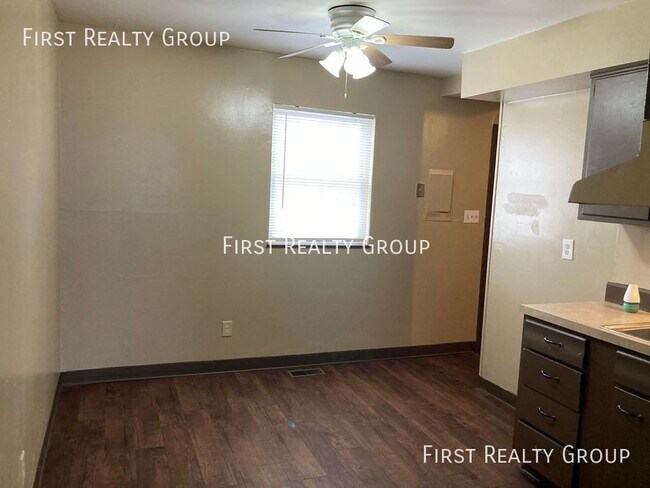 Building Photo - 2 Bedroom, 1 Bath Townhouse For Rent, Move...