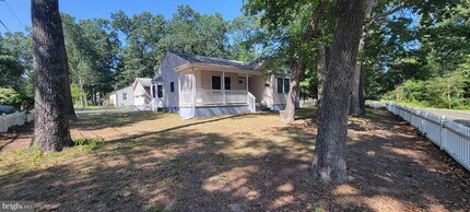 Building Photo - 2401 N Lakeshore Dr