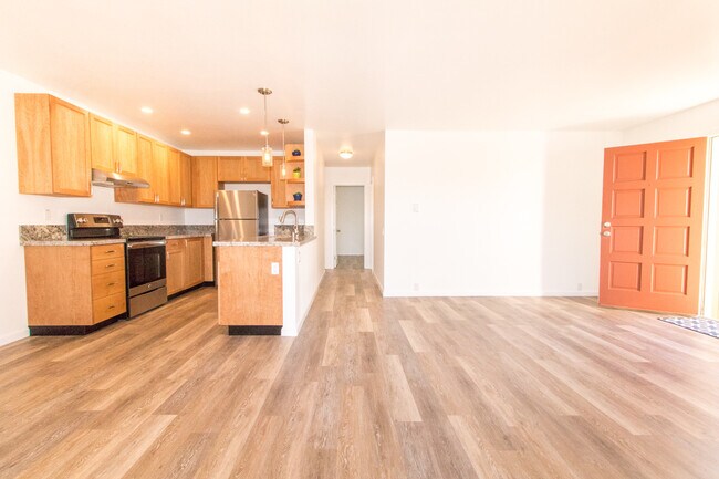 Foto del edificio - Elegantly Upgraded 2 Bed/1 Bath Condo in UTC with Private Patio/Washer & Dryer!