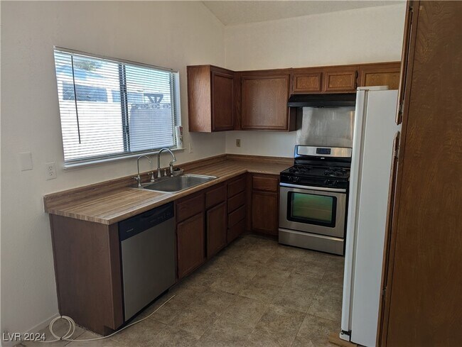 Foto del edificio - 4390 Faberge Ave