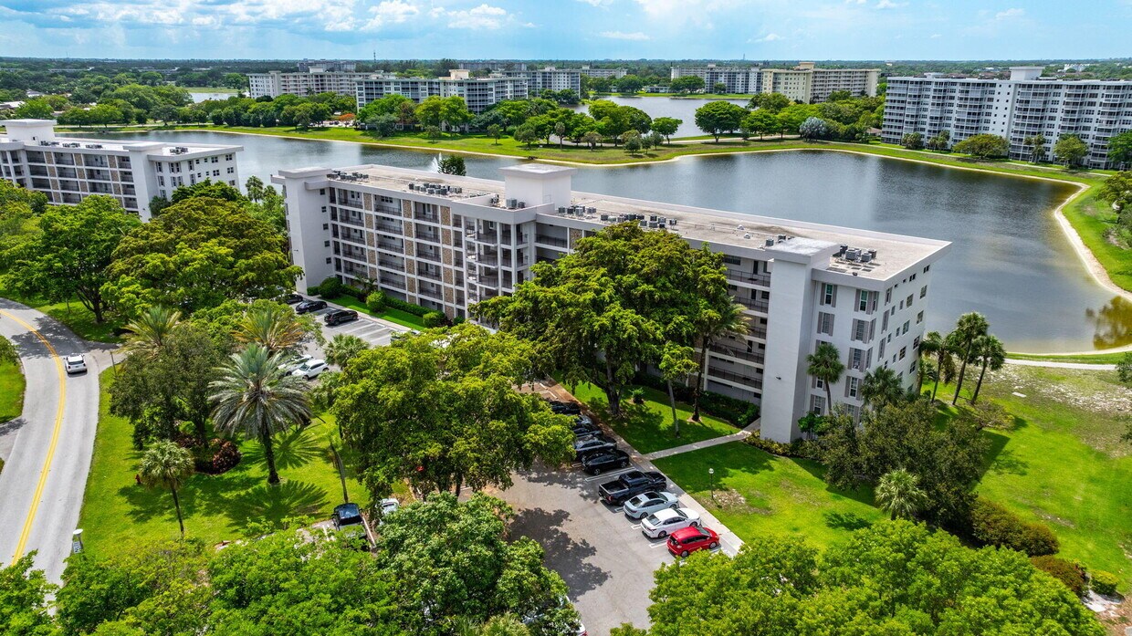 Foto principal - 2751 N Palm Aire Dr