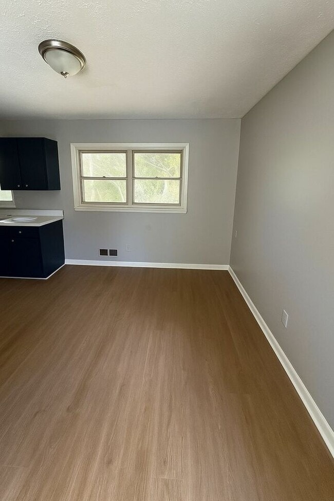 Building Photo - Charming Split-Level Single-Family Home – 5 Bed | 2 Bath