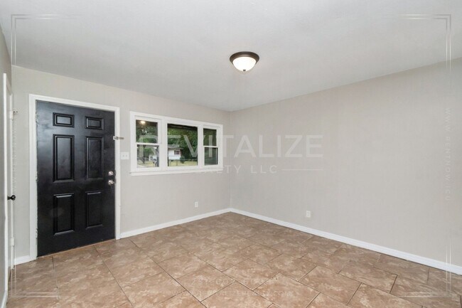 Building Photo - 3 Bed/1 Bath Home with Large Yard and Fence!